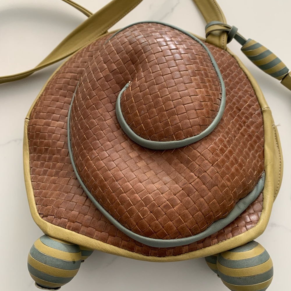 Vintage Carol Hearty Escargot Leather crossbody bag with intricate detail. - Picture 4 of 15
